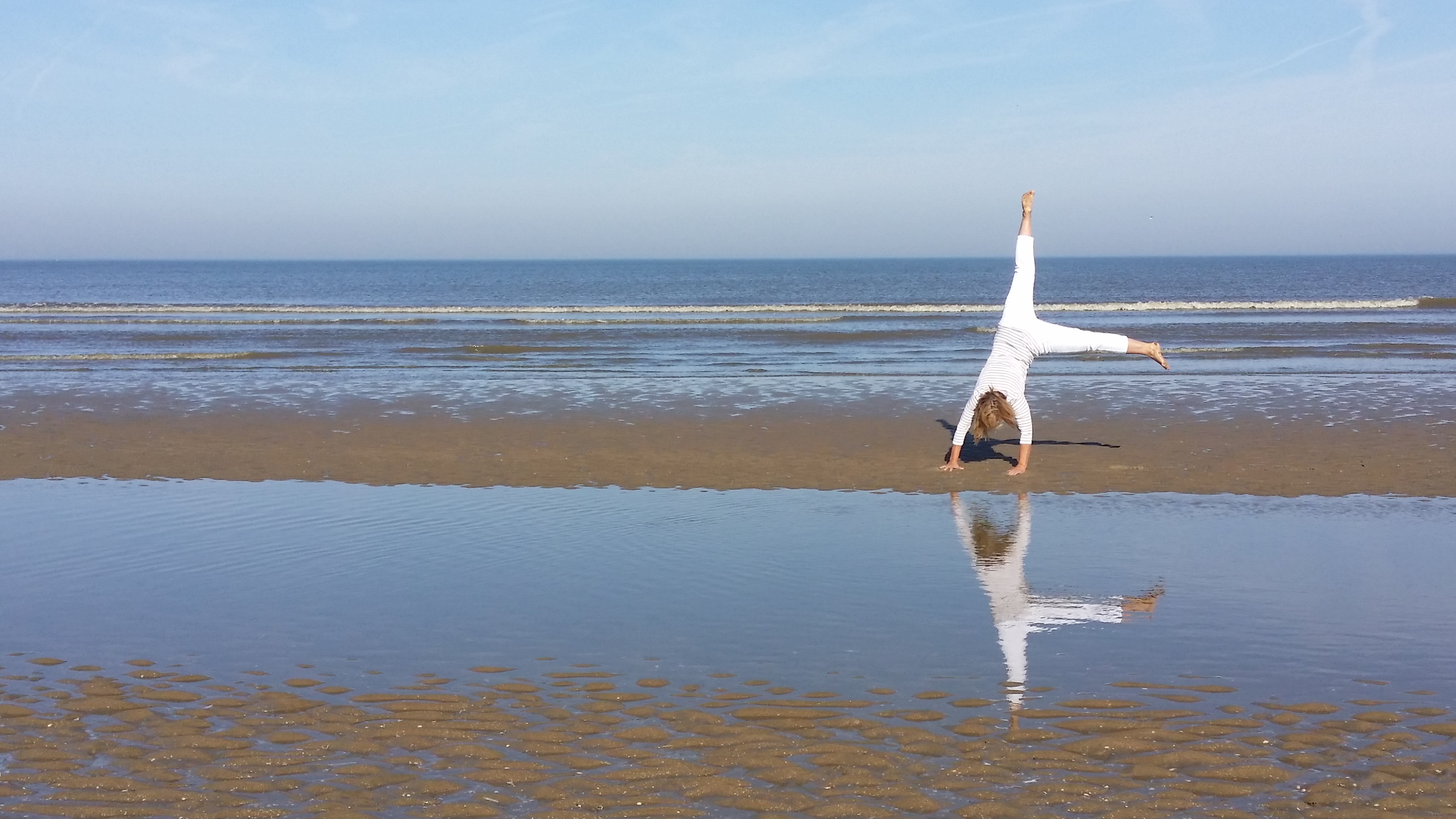 Sabine Schaffrath beim Rad drehen am Strand